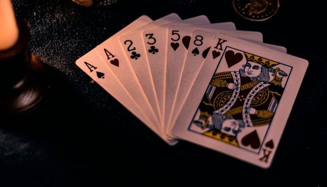 mamislot mobile app interface showing live-dealer table and sportsbook options