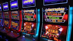 mamislot app showing live casino table with HD stream on mobile phone